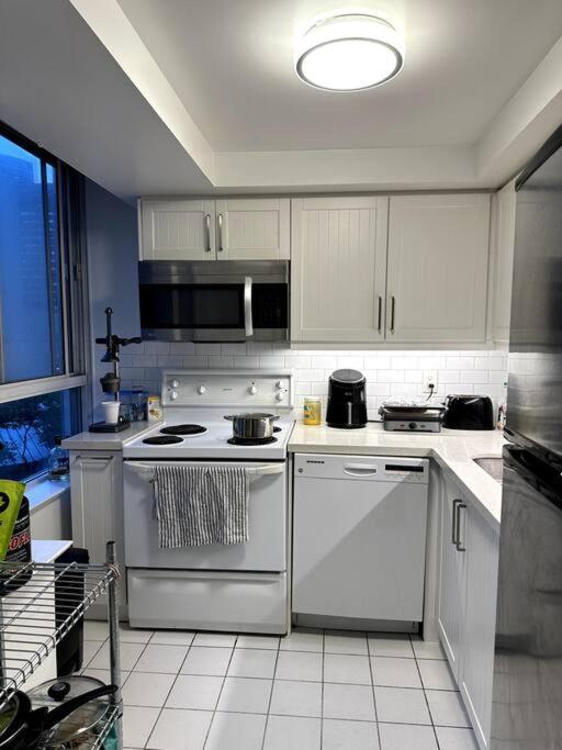 Best Location In Downtown- Walking To Eaton Centre, Nathan Phillips Square, Yonge-Dundas, Ikea,Transit 多伦多 外观 照片